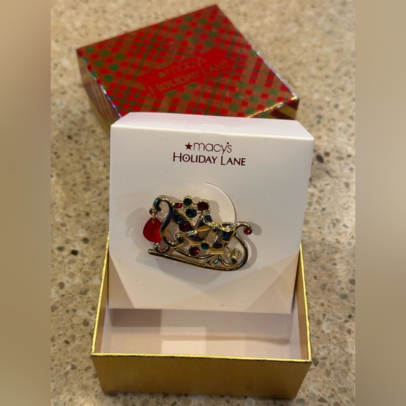 Macy’s Holiday Lane Sleigh brooch Metal And Enamel ~ New In Box - Picture 5 of 16